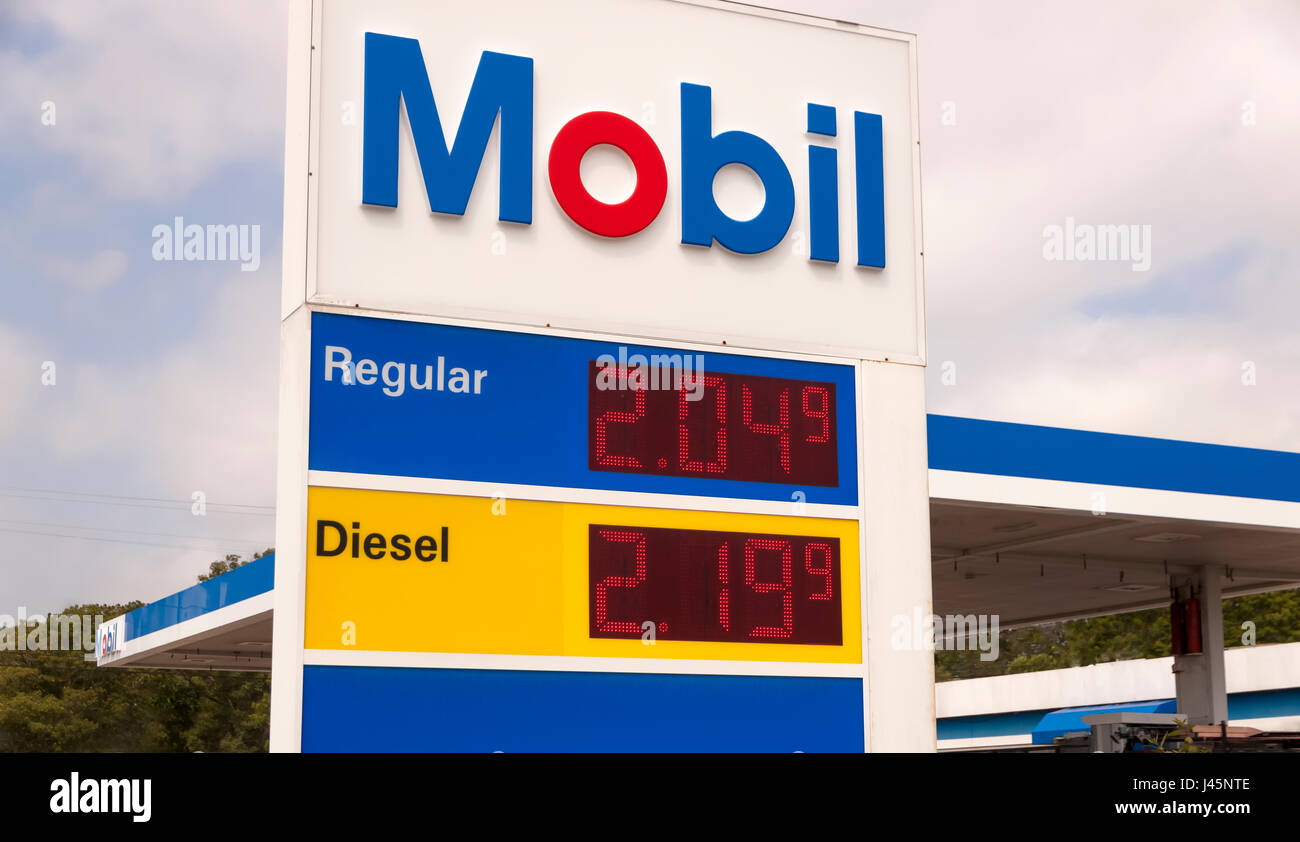 Mobil segno pubblicità prezzi molto bassi in corrispondenza di una stazione di benzina. Foto Stock