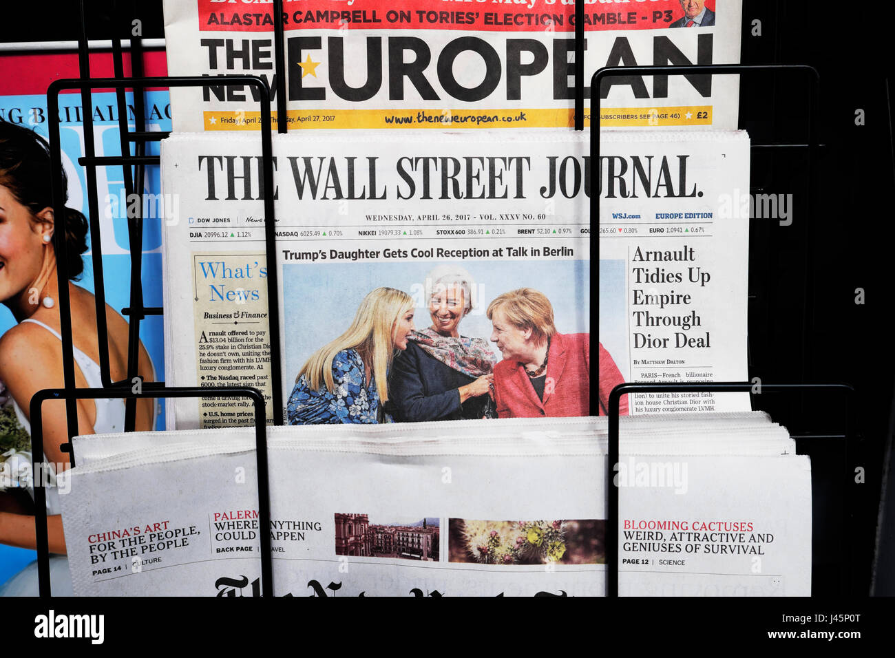 "Trump della figlia si raffreddi la ricezione a parlare a Berlino' articolo del Wall Street Journal giornale in edicola il 26 aprile 2017 LONDON REGNO UNITO Foto Stock