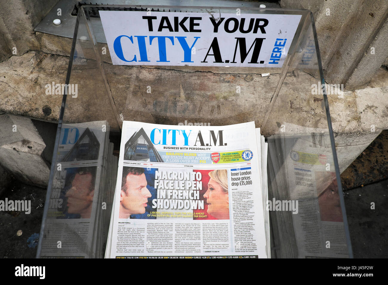 Emmanuel Macron affronta Marine Lepen sulla prima pagina del quotidiano aziendale CITY A.M. prima che Macron vinca le ELEZIONI FRANCESI del 2017 a Londra, KATHY DEWITT Foto Stock