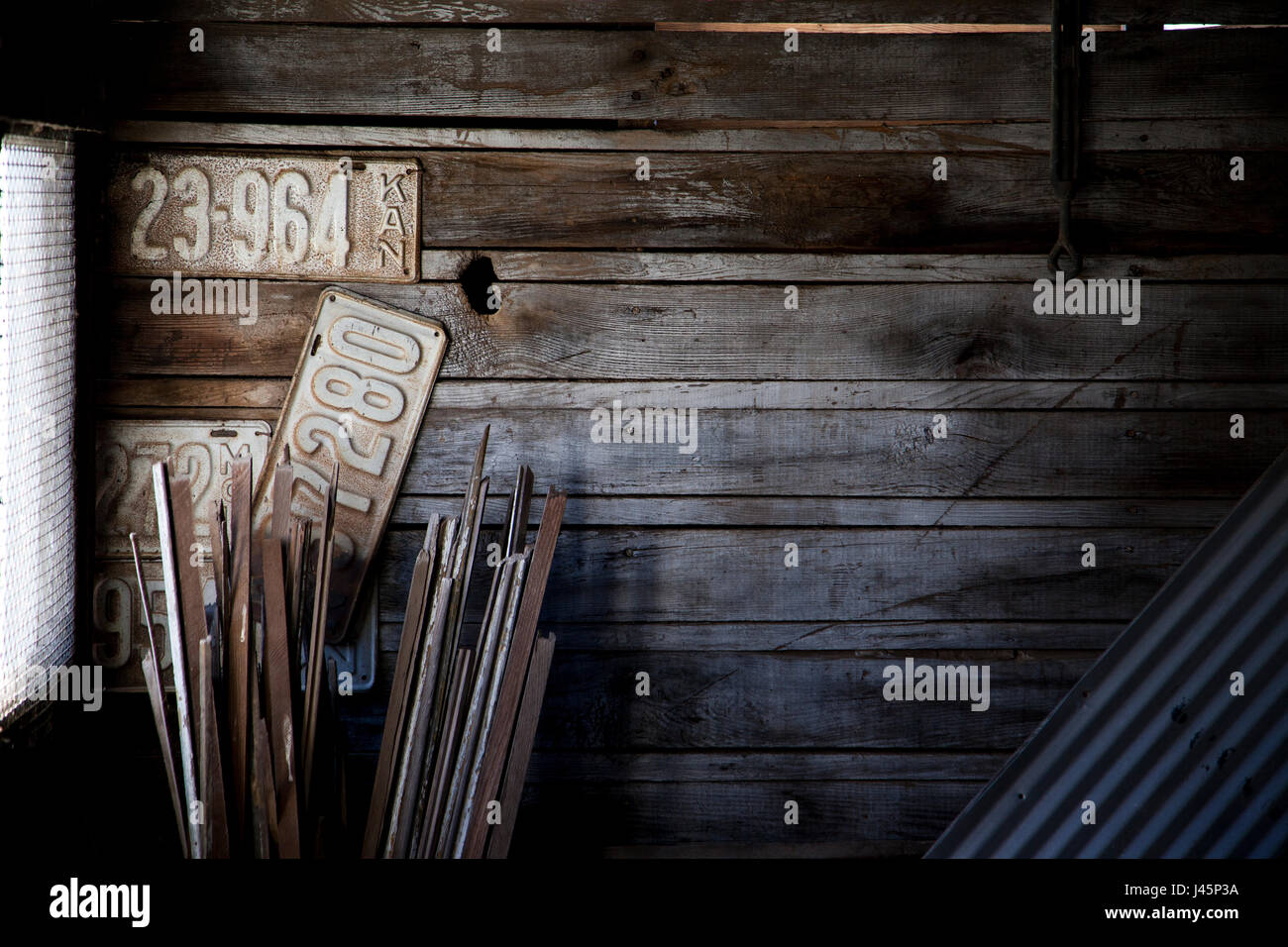 Vintage targhe appendere in un capannone di agricoltori. Foto Stock