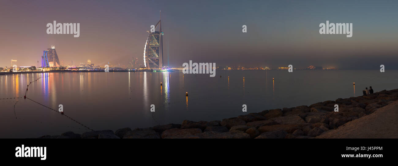 DUBAI, Emirati Arabi Uniti - 30 Marzo 2017: la skyline serale con il Burj Al Arab e la Jumeirah Beach Hotel. Foto Stock