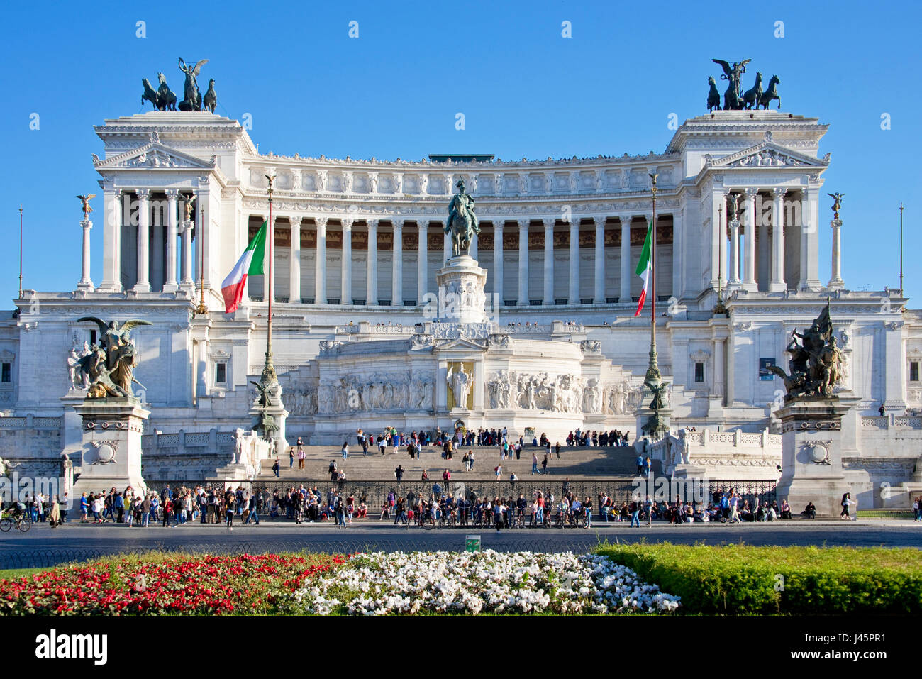 Altare della Patria o il Monumento Nazionale Di Roma Roma con la folla di turisti in una giornata di sole con cielo blu. Foto Stock