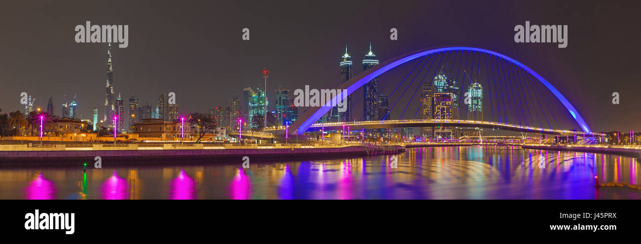DUBAI, Emirati Arabi Uniti - 27 Marzo 2017: la skyline serale con il ponte ad arco sopra il nuovo canale e il centro cittadino. Foto Stock