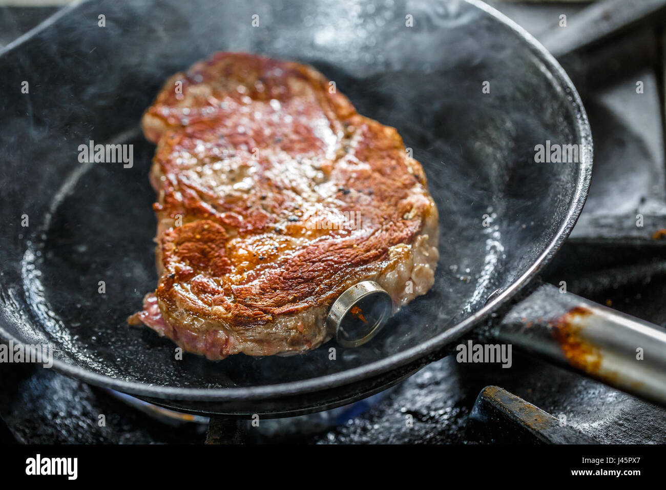 Carne di maiale alla griglia bistecca con il termometro della carne in padella Foto Stock