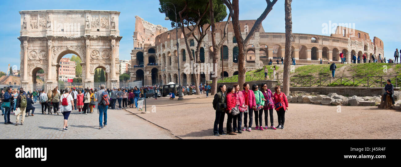 A 3 foto panoramiche di cucitura vista esterna all'Entrata al Colosseo con i turisti che visitano e prendendo fotografie di gruppo in una giornata di sole. Foto Stock