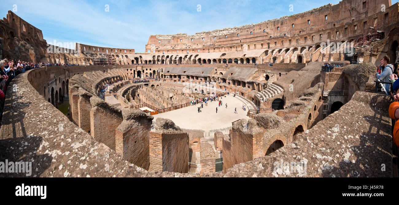 Il Colosseo o il Colosseo noto anche come Anfiteatro Flavio o Colosseo, è un anfiteatro ovale nel centro della città di Roma. Costruito di conc Foto Stock