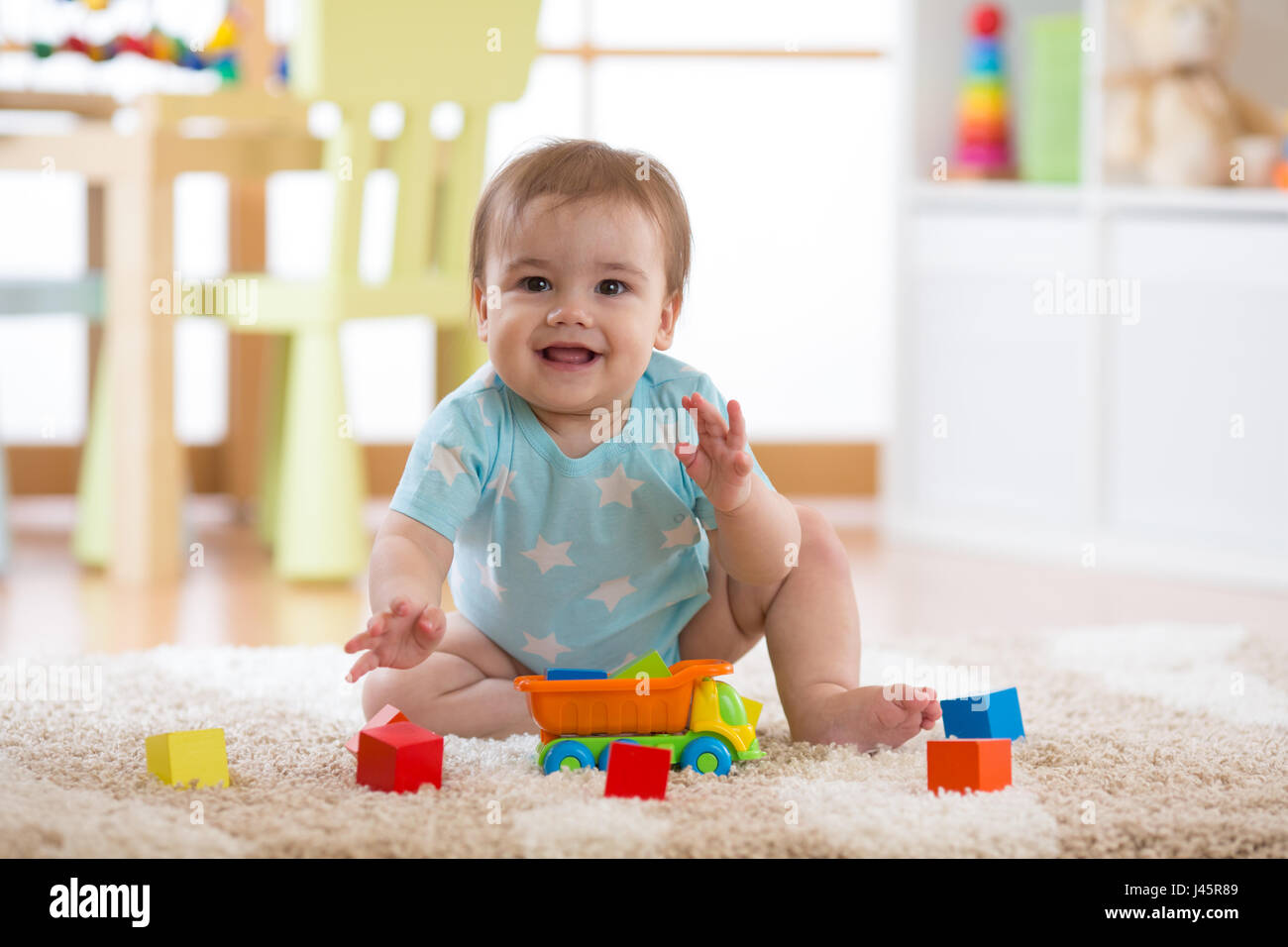 Baby boy riproduzione di giocattoli a casa o asilo nido Foto Stock