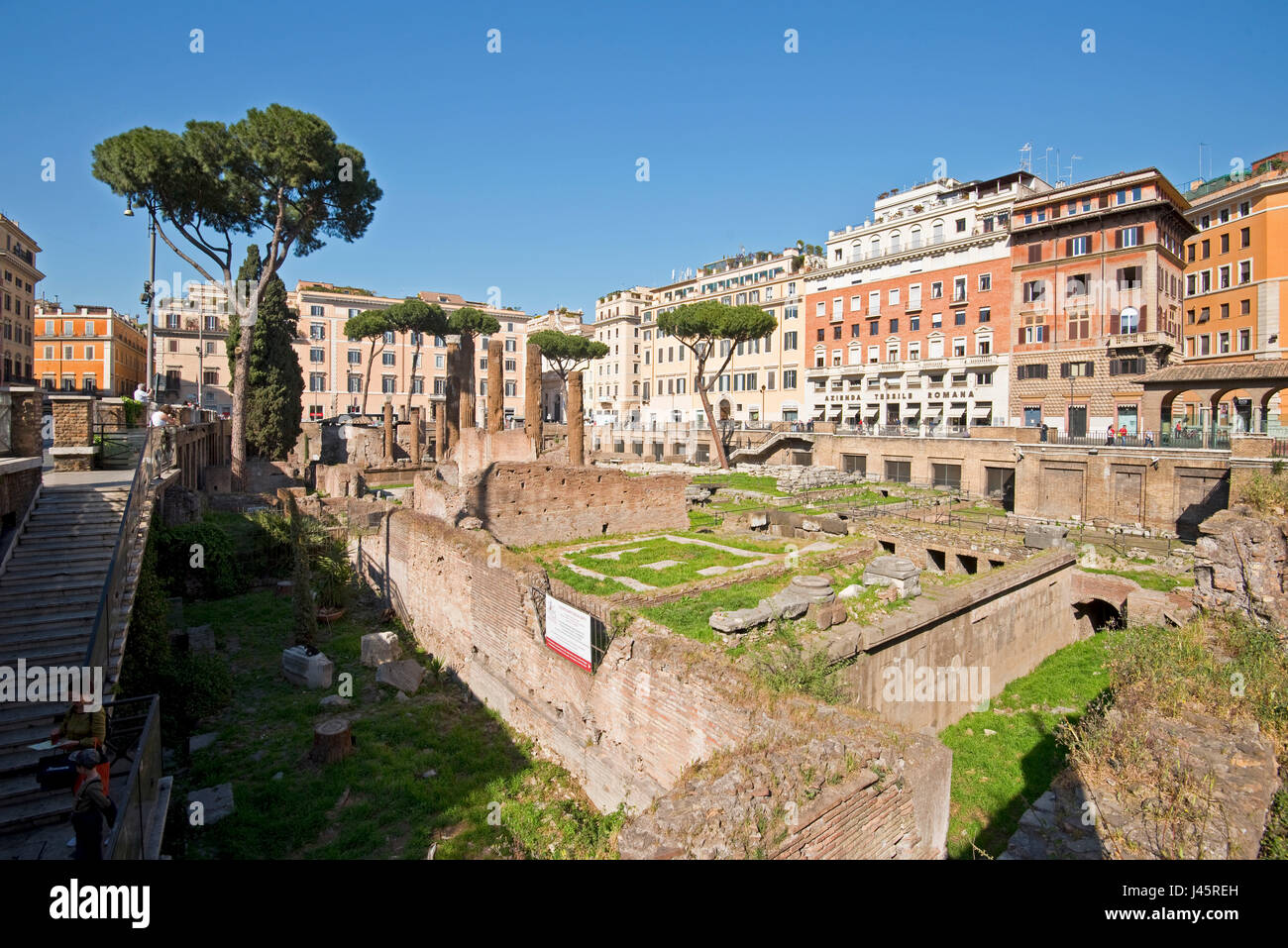 Largo di Torre Argentina a Roma in una giornata di sole con cielo blu. Foto Stock