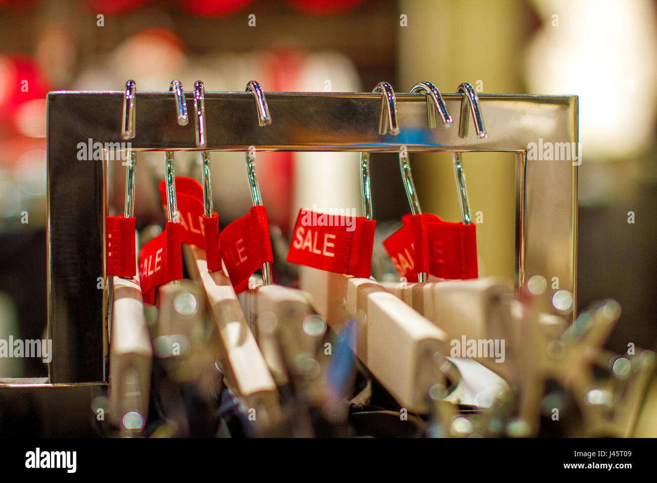 Immagine etichetta rossa di vendita con pantaloni su un appendiabiti in negozio Foto Stock