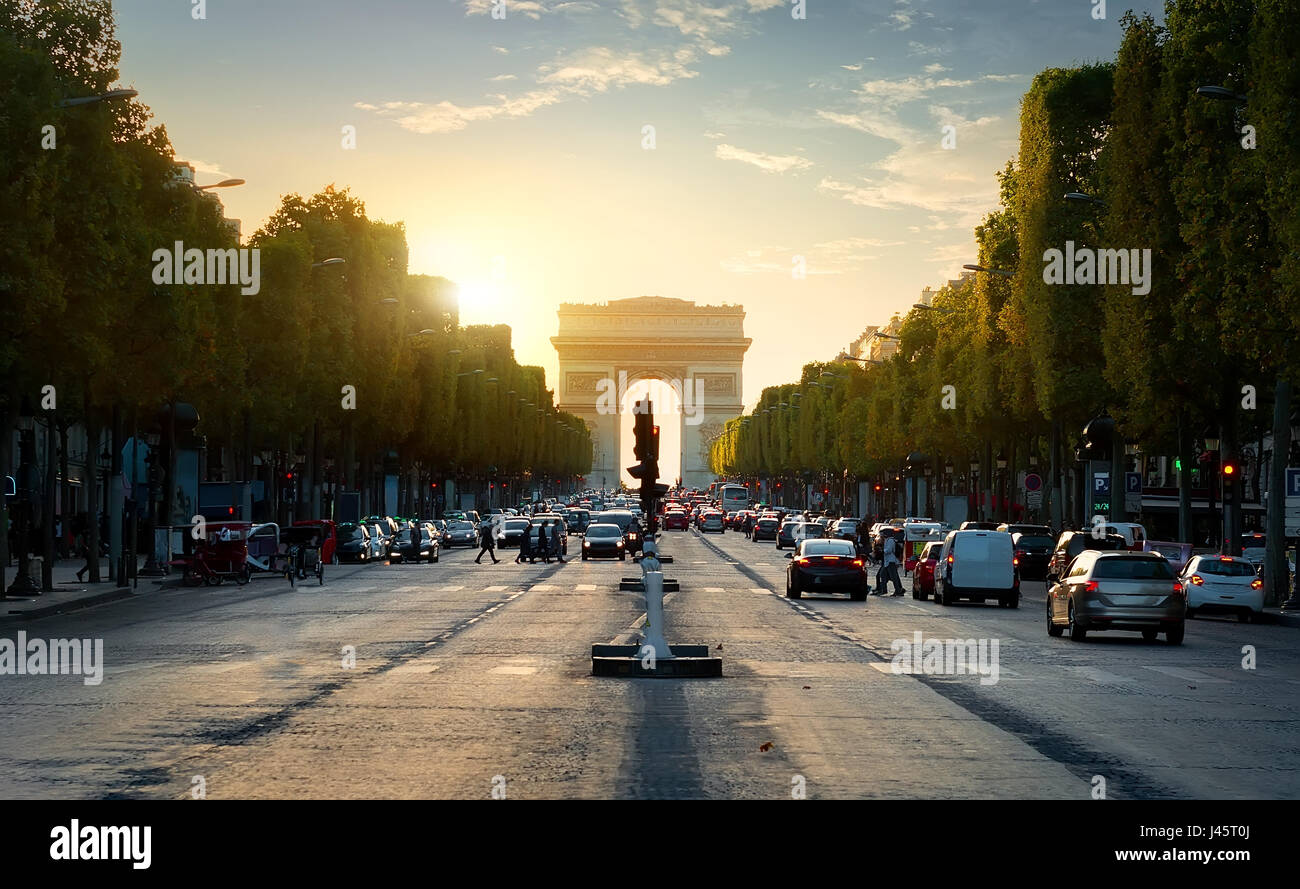 Strada dei Champs Elysee portando a Arc de Triomphe a Parigi, Francia Foto Stock