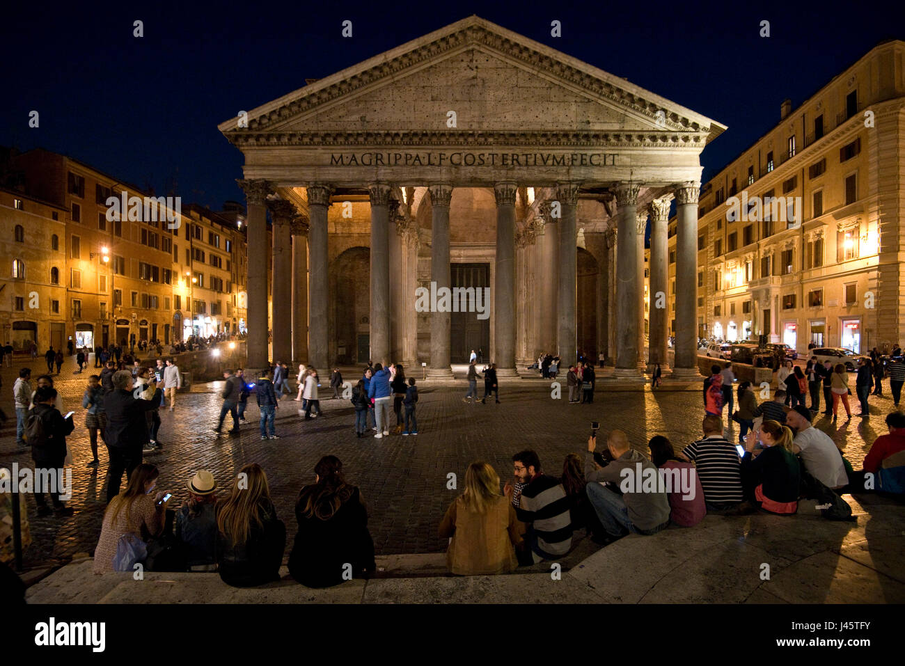 Una vista esterna di turisti ai visitatori al di fuori del Pantheon di Roma di notte, sera, al tramonto. Foto Stock