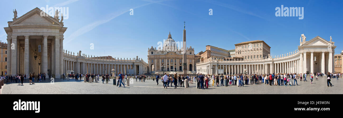 A 4 foto stitch vista panoramica di Piazza San Pietro nella parte anteriore della Basilica di San Pietro con la folla di turisti queing in una giornata di sole con cielo blu. Foto Stock