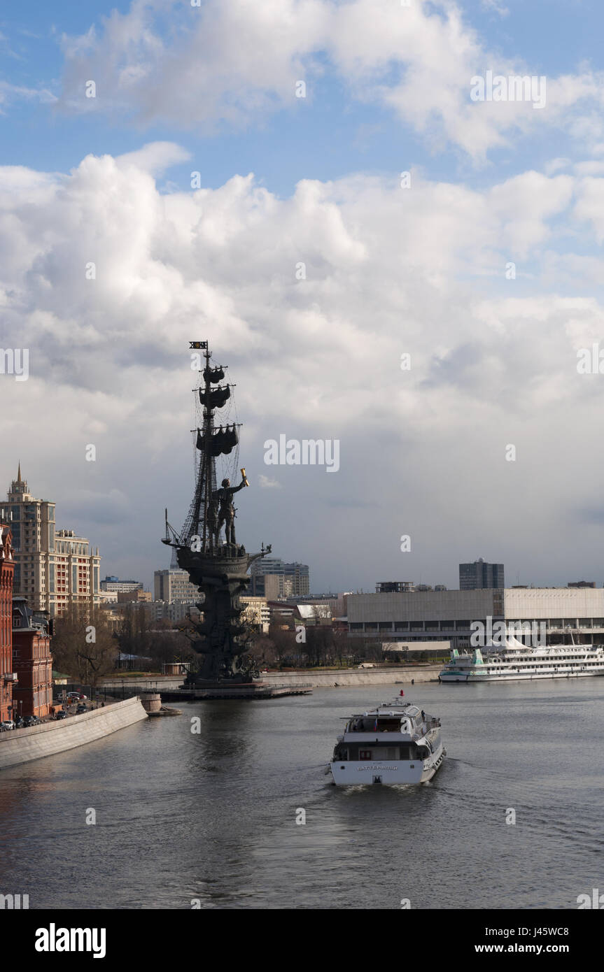 Mosca: una crociera sul fiume Moskva e vista di Pietro il Grande statua, un 98 metri di un monumento fatto da Zurab Tsereteli per commemorare la marina russa Foto Stock