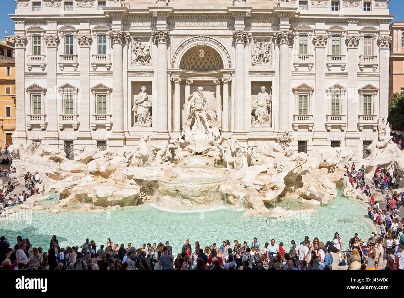Una veduta aerea della Fontana di Trevi Fontana di Trevi' a Roma con la folla di turisti e visitatori in una giornata di sole con cielo blu. Foto Stock