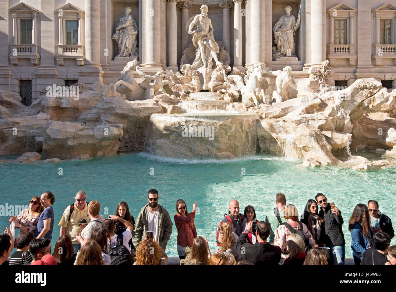 La fontana di Trevi Fontana di Trevi' a Roma con la folla di turisti e visitatori in una giornata di sole con cielo blu. Foto Stock