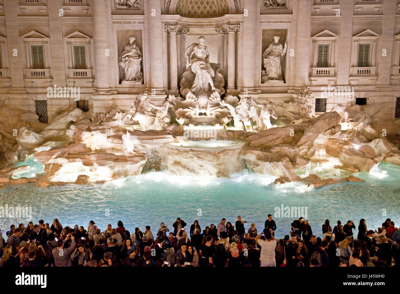Una veduta aerea della Fontana di Trevi Fontana di Trevi' a Roma con la folla di turisti e visitatori di notte. Foto Stock