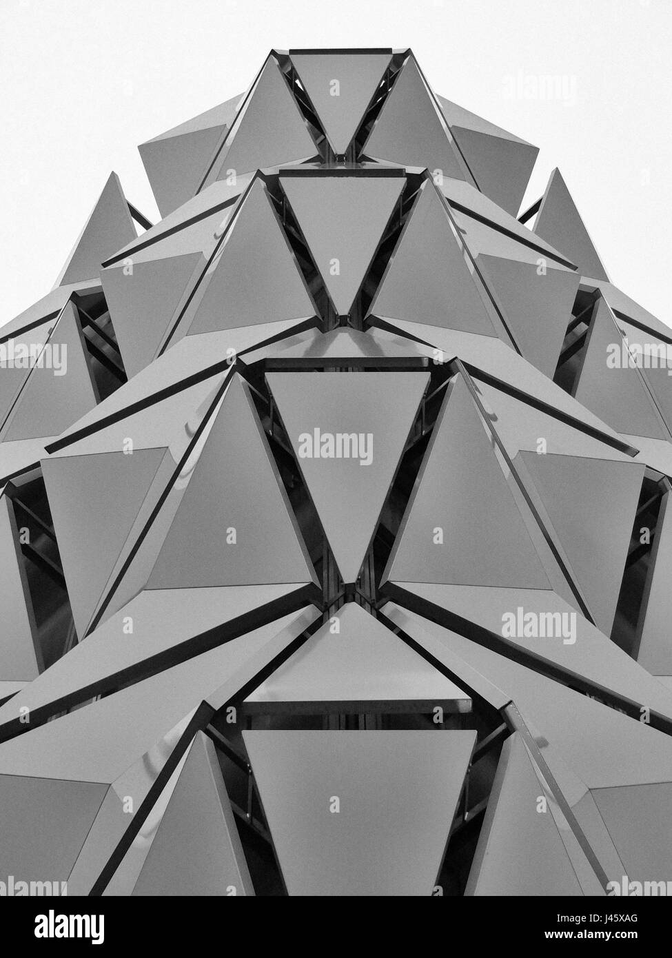 Il rivestimento di geometrici moderno edificio in acciaio Foto Stock