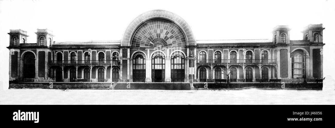 Il Palacio Cristalantigo potrebbe riferirsi a un palazzo storico o a un edificio con elementi di cristallo, probabilmente situato in una regione con influenza coloniale o europea. Può riguardare l'architettura o una vecchia struttura. Foto Stock