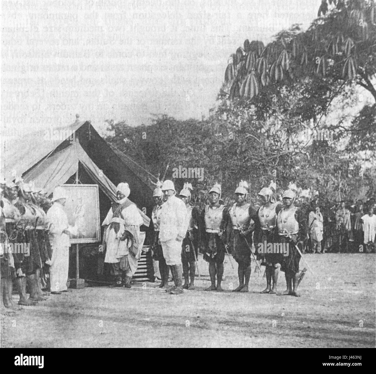 L'immagine raffigura Njoya, un sovrano del regno di Bamum, che riceve un dipinto ad olio. Questa scena riflette lo scambio culturale e le pratiche artistiche all'interno del regno durante il suo regno. Foto Stock