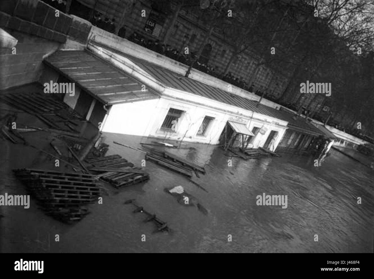 L'alluvione di Parigi del 1910, nota anche come grande alluvione, sommerse grandi aree della città, compreso il porto del Louvre. Questo evento è stato un disastro naturale significativo nella storia parigina. Foto Stock