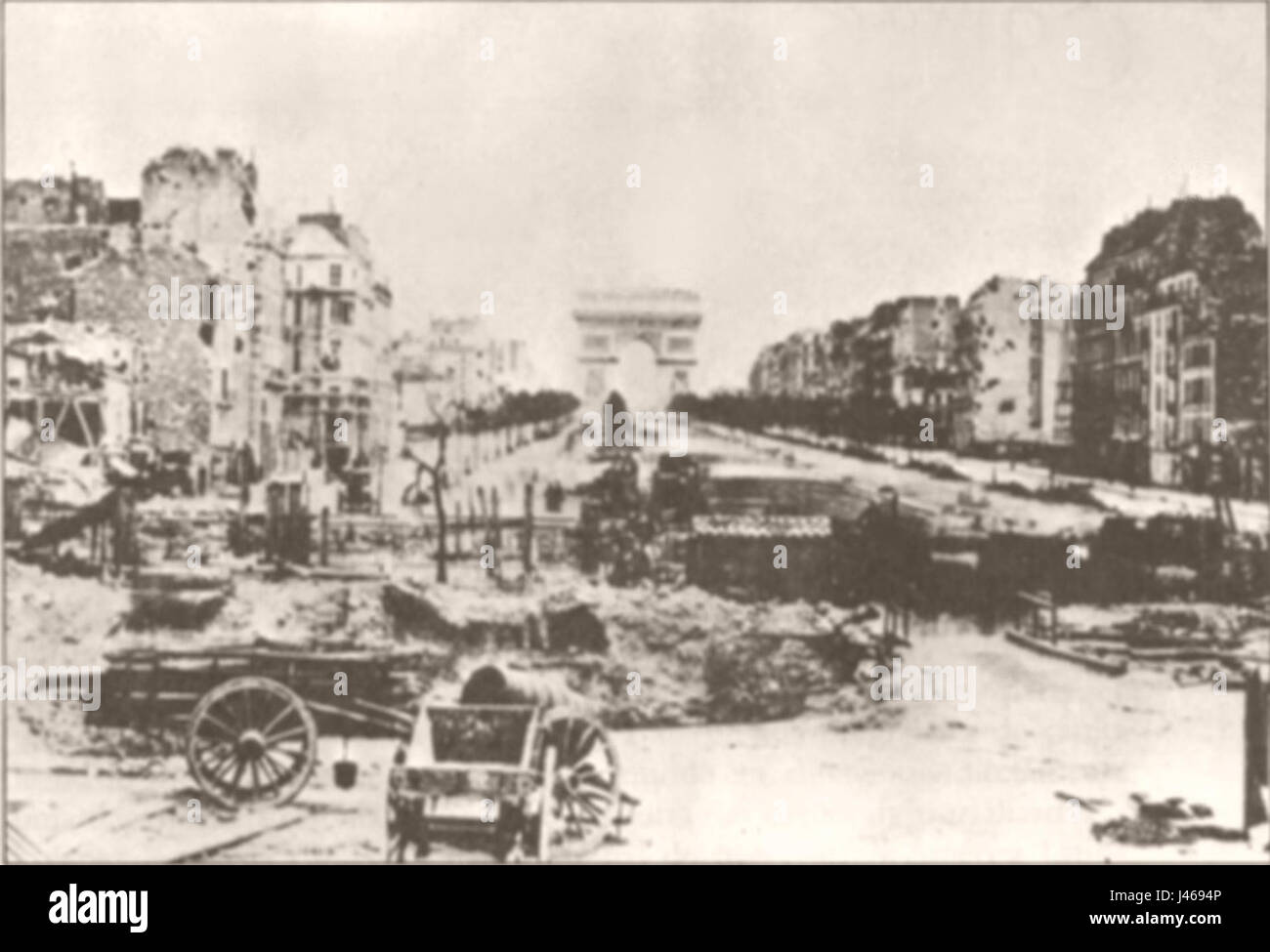 Questa fotografia storica raffigura Parigi dopo la comune del 1871, mostrando gli effetti del conflitto e il processo di recupero della città. Foto Stock