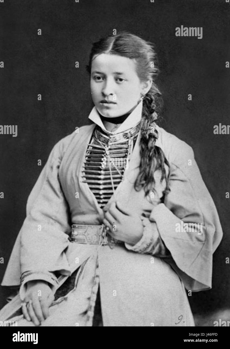 Questo ritratto del 1883 raffigura una ragazza osseta, che rappresenta la cultura e la gente della regione osseta, situata nel Caucaso, che mostra l'abbigliamento tradizionale e il patrimonio culturale. Foto Stock