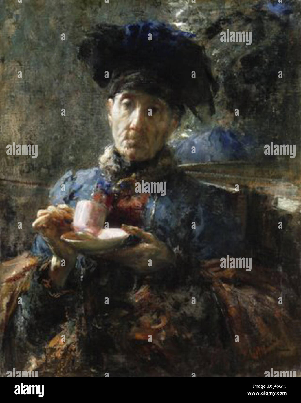 Questa immagine ritrae una donna anziana che si gode un momento di tranquillità mentre beve il tè. Mette in evidenza la semplicità e la calma di un rituale quotidiano, spesso simboleggiando il relax e la riflessione nella vita quotidiana. Foto Stock