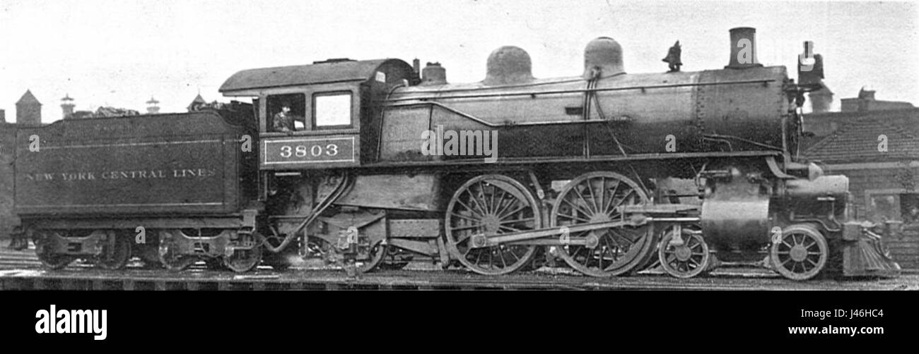 Questa immagine raffigura la locomotiva composta a quattro cilindri New York Central Cole, come illustrato nel "Boys" Book of Locomotives" di Howden pubblicato nel 1907. Rappresenta un pezzo importante della storia ferroviaria, mostrando l'avanzata ingegneria delle locomotive. Foto Stock