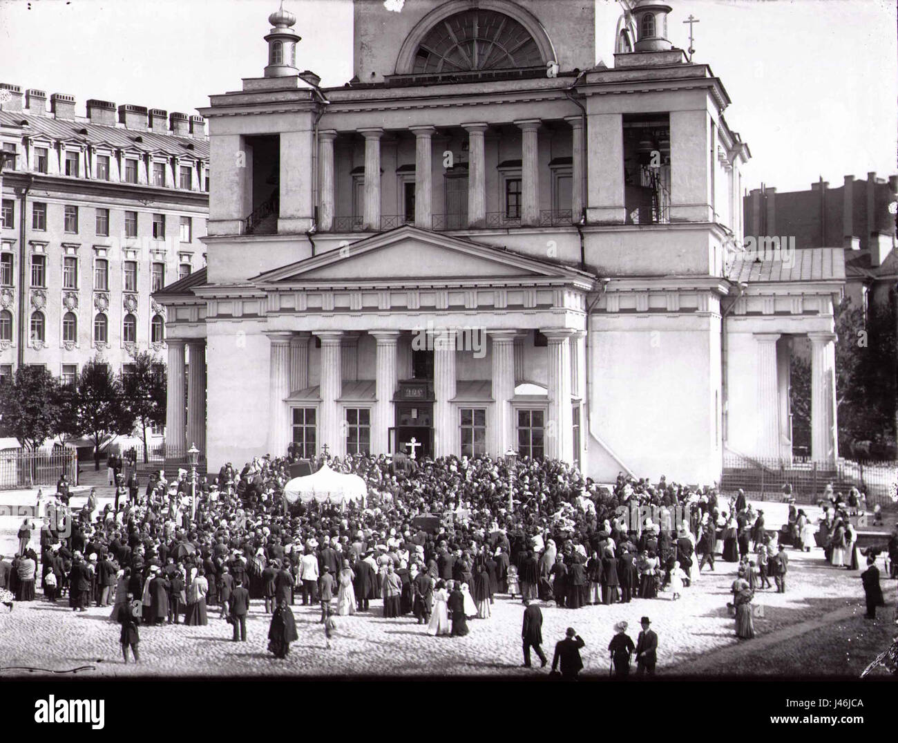 La cattedrale di Nikolsky è un importante sito religioso situato in Russia, noto per il suo significato storico e architettonico. La cattedrale presenta elementi architettonici classici della Chiesa ortodossa russa e funge da simbolo del patrimonio religioso locale. Foto Stock