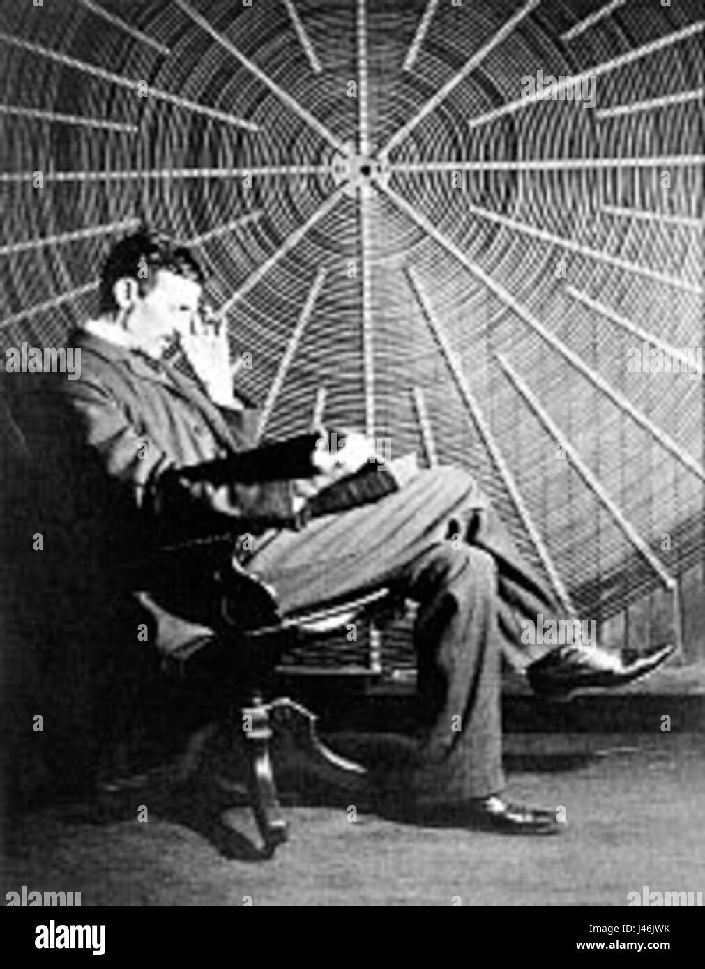 Nikola Tesla in laboratorul sau Foto Stock
