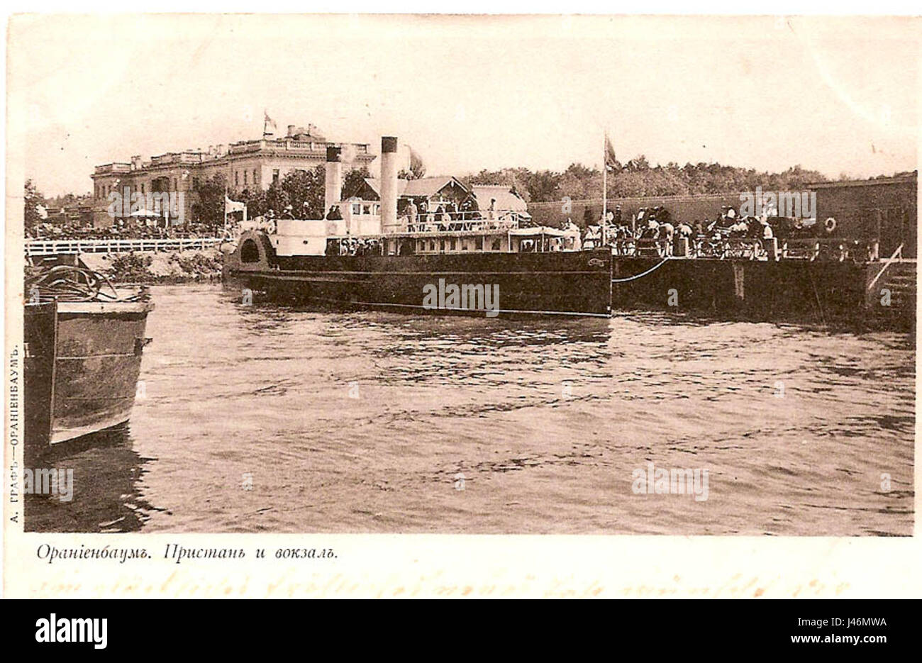 Oranienbaum e Shlyupochny Channel Dock si riferiscono a un molo specifico situato lungo il canale di Shlyupochny vicino alla zona di Oranienbaum. Fa parte delle infrastrutture marittime russe, spesso associate alle attività navali e navali. Foto Stock