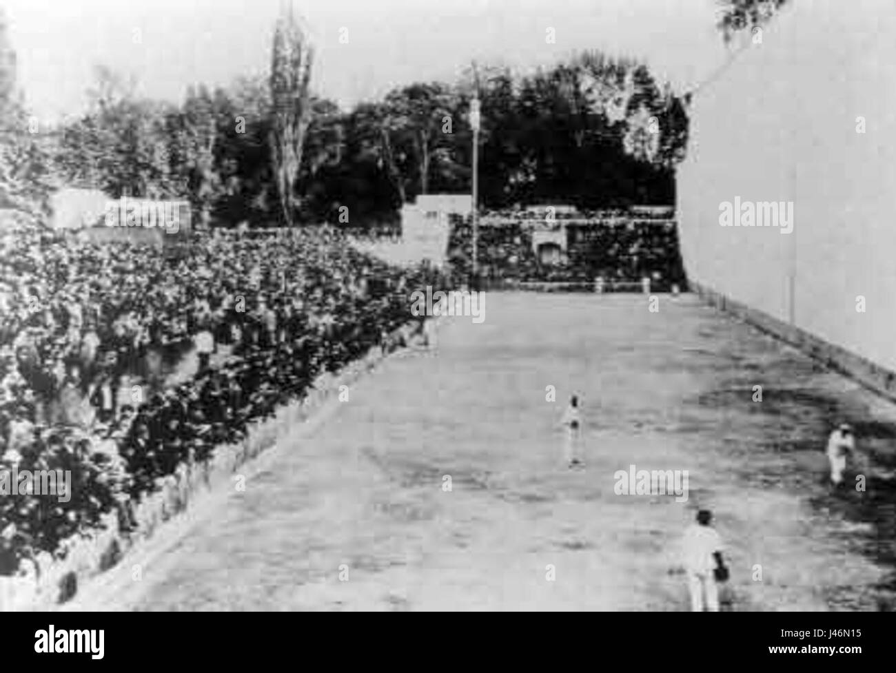 Il pallone col bracciale è uno sport tradizionale italiano, simile alla pallamano, giocato con una grande palla di pelle. I giocatori indossano un braccialetto protettivo e usano le mani per colpire la palla in una partita competitiva. Foto Stock
