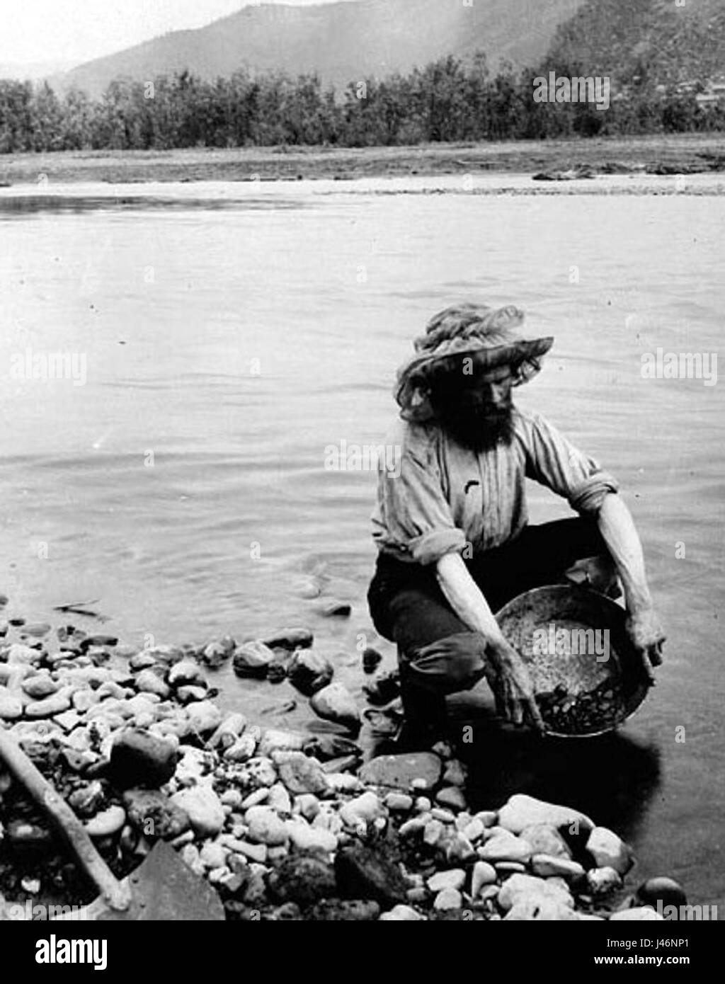 La panoramica si riferisce a una tecnica fotografica o di ripresa in cui la fotocamera si sposta orizzontalmente per catturare il movimento o una vista panoramica. È comunemente usato per trasmettere il movimento dinamico in un'immagine ferma o in movimento. Questa tecnica svolge un ruolo cruciale nella narrazione visiva. Foto Stock
