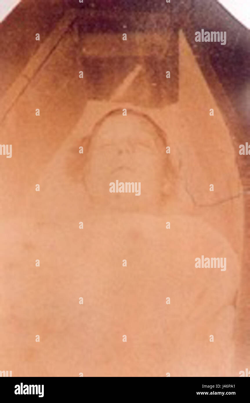 Questa immagine, chiamata "foto mortuaria", probabilmente raffigura una scena relativa alla morte o ai servizi commemorativi, catturando pratiche funerarie storiche o culturali. Foto Stock