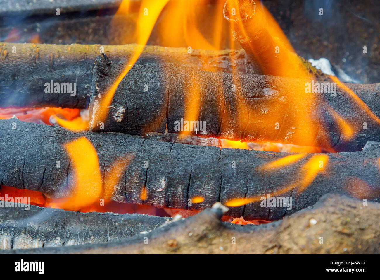 Fire close-up la combustione del legno con fiamme di legno Foto Stock