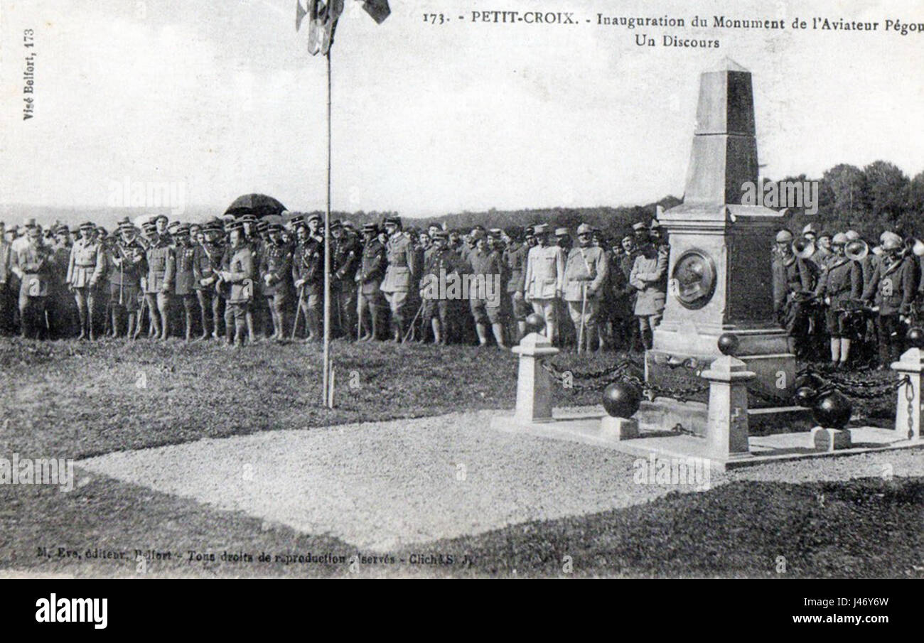 Il monumento a Celestin Auguste Pegoud onora l'aviatore francese, noto per le sue acrobazie aeree pionieristiche e i suoi contributi all'aviazione durante la prima guerra mondiale. Pegoud fu il primo a eseguire loop su un aereo. Foto Stock
