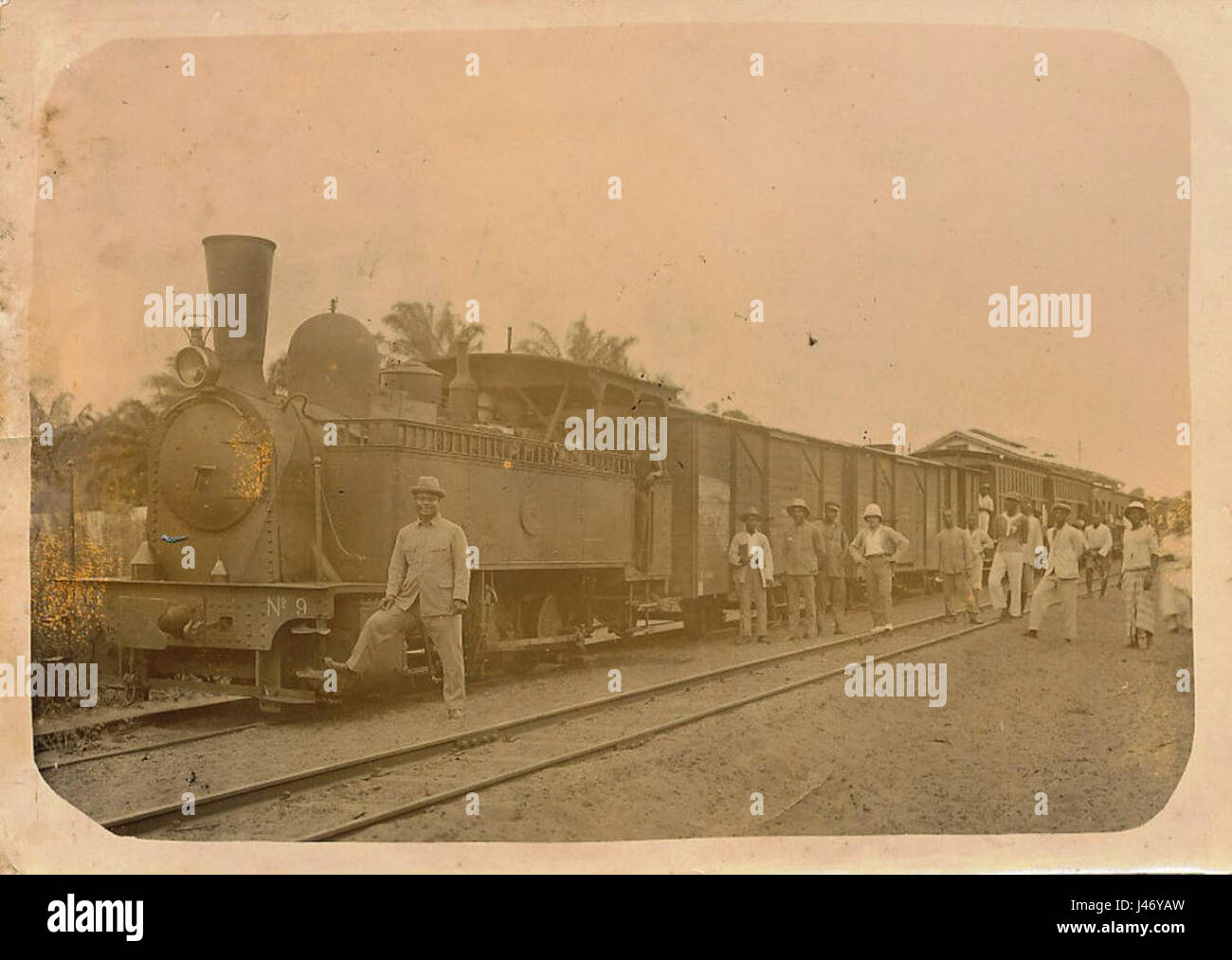 Il treno misto di Cotonou, 1927, fu un modo significativo di trasporto durante quel periodo, combinando servizi di trasporto passeggeri e merci. Questa immagine storica riflette lo sviluppo dei sistemi ferroviari in Africa occidentale durante i primi anni del XX secolo. Foto Stock