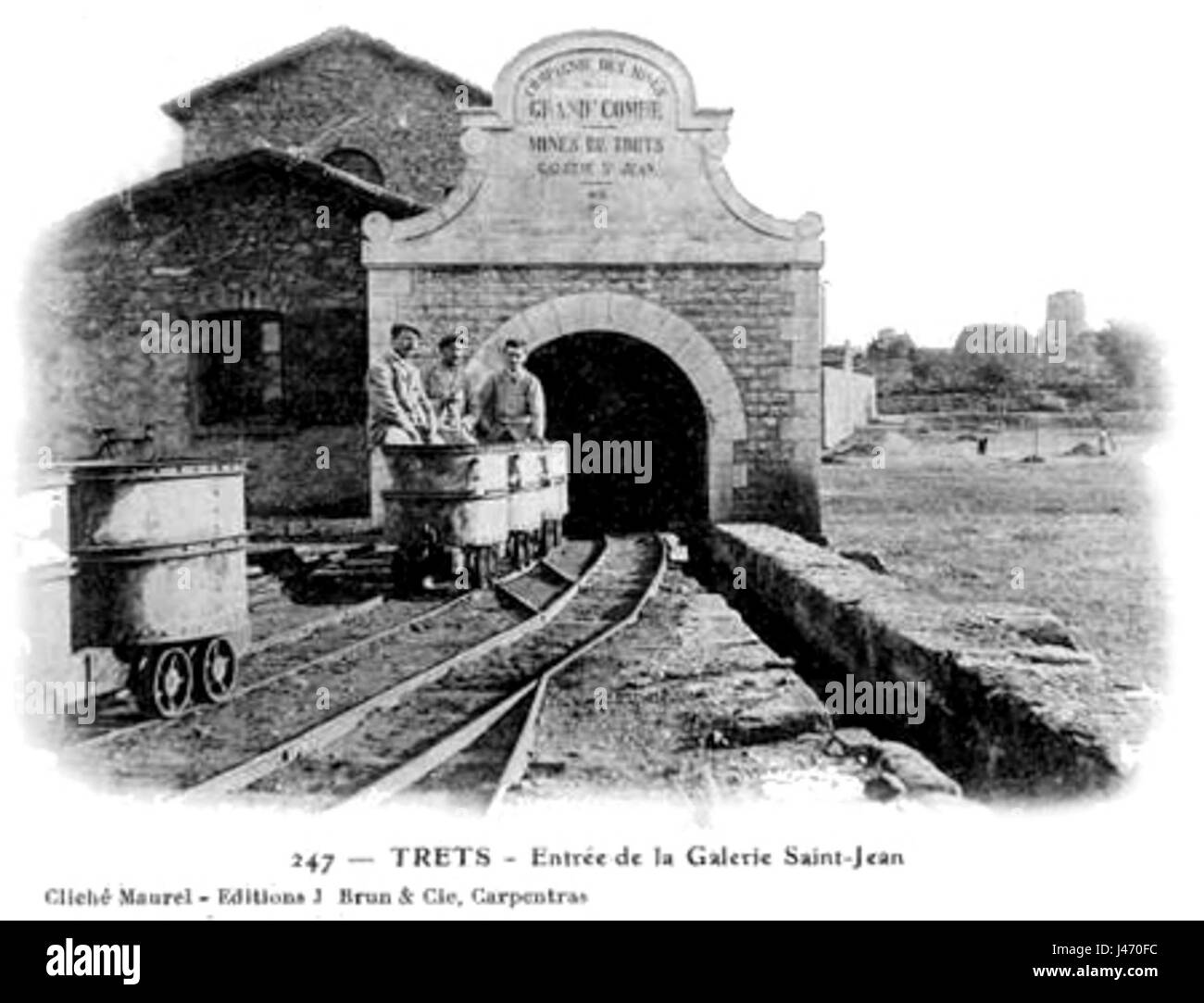 "Mine Trets XXe 02" si riferisce a una pubblicazione o a una serie di opere che descrivono la storia o le operazioni di una miniera, probabilmente all'inizio del XX secolo. L'attenzione è concentrata sulle tecniche minerarie, le operazioni e il significato economico nel XX secolo, specialmente in relazione ai progressi industriali nel settore minerario. Foto Stock