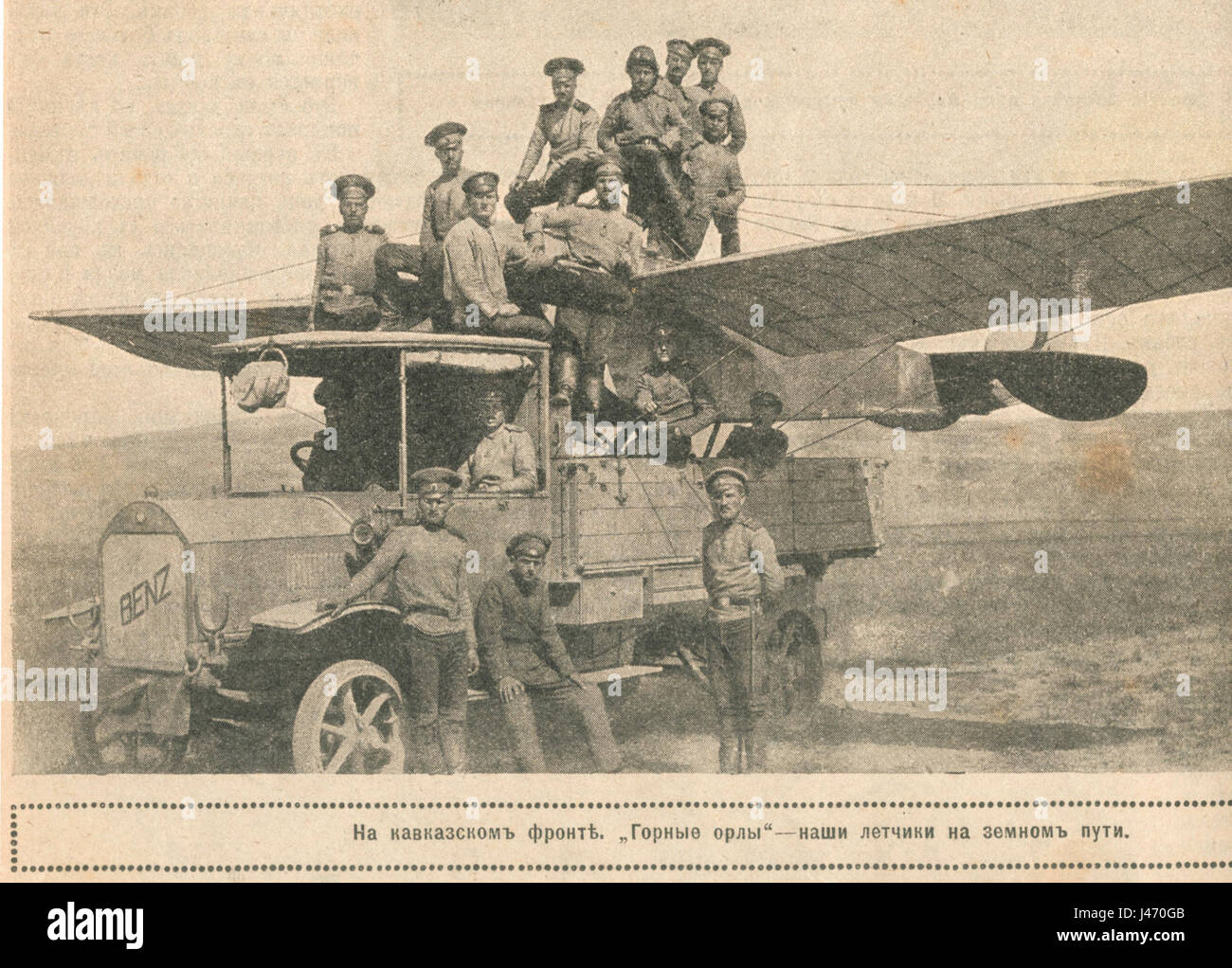 Questa immagine raffigura probabilmente un Nieuport IV Monoplano G montato su un autocarro Benz durante la prima guerra mondiale nel 1916. La scena è ambientata sul fronte caucasico, mostrando la tecnologia militare di quel periodo. Foto Stock