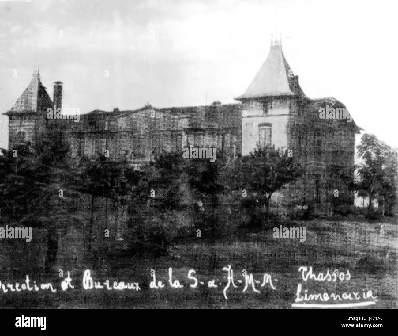 Un'immagine architettonica dettagliata del Palati SAMM VM (16), che mostra la complessità del suo design e della sua struttura. L'attenzione è concentrata sul suo stile architettonico, che descrive gli elementi che definiscono l'aspetto unico dell'edificio. Foto Stock