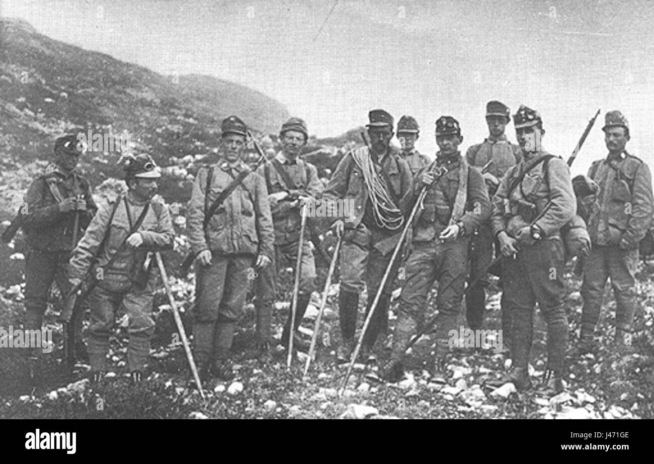 "Pattuglia volante" si riferisce a una famosa unità militare o di polizia italiana. Questo titolo si riferisce probabilmente alla seconda iterazione o volume, che documenta la cronologia e le operazioni dell'unità. Foto Stock