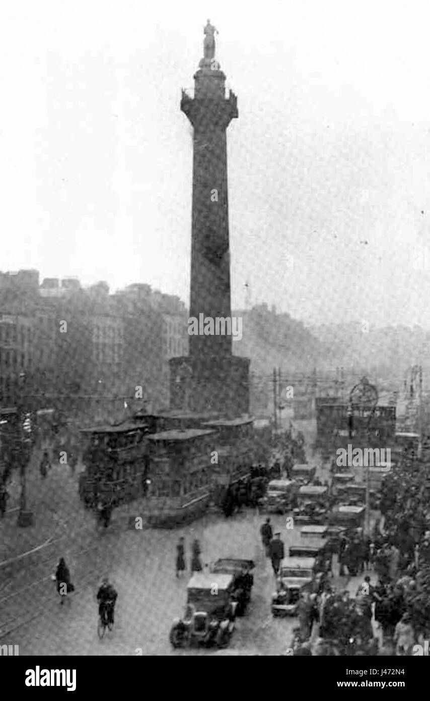 Nelson's Pillar era un monumento situato in o'Connell Street, Dublino, Irlanda, dedicato all'ammiraglio Horatio Nelson. Fu eretta nel 1809 e rimase in piedi fino alla sua distruzione nel 1966. Il pilastro simboleggiava il potere imperiale britannico in Irlanda ed era un punto di riferimento significativo prima della sua demolizione. Foto Stock