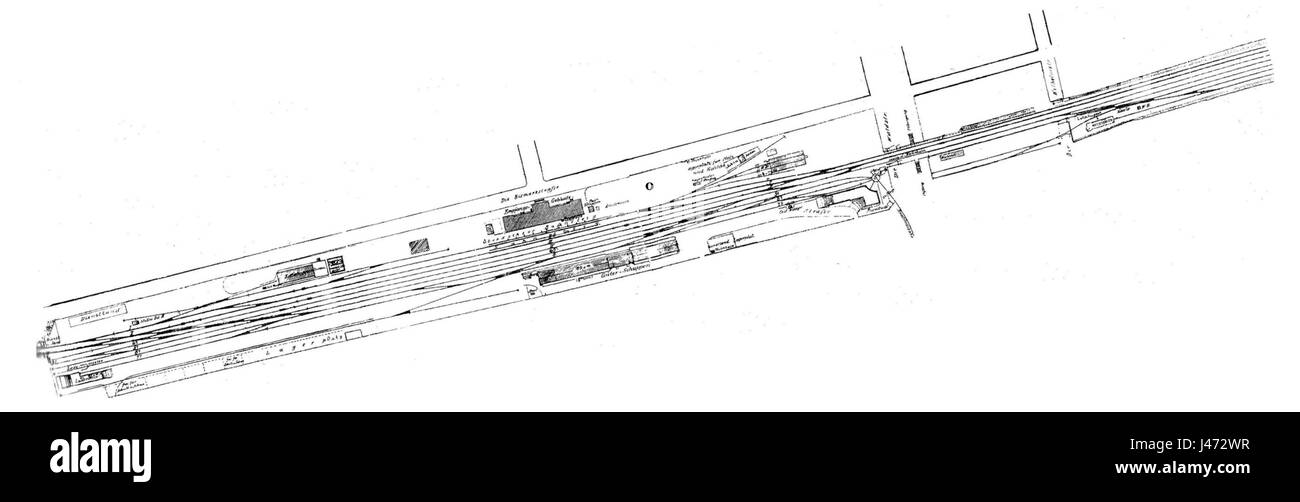Questo titolo si riferisce probabilmente a un'immagine di Bahnhof (stazione ferroviaria) in una regione di lingua tedesca, che potrebbe indicare un centro di trasporto storico o moderno utilizzato per i viaggi regionali o nazionali. La stazione svolge un ruolo fondamentale nelle infrastrutture di trasporto della zona. Foto Stock