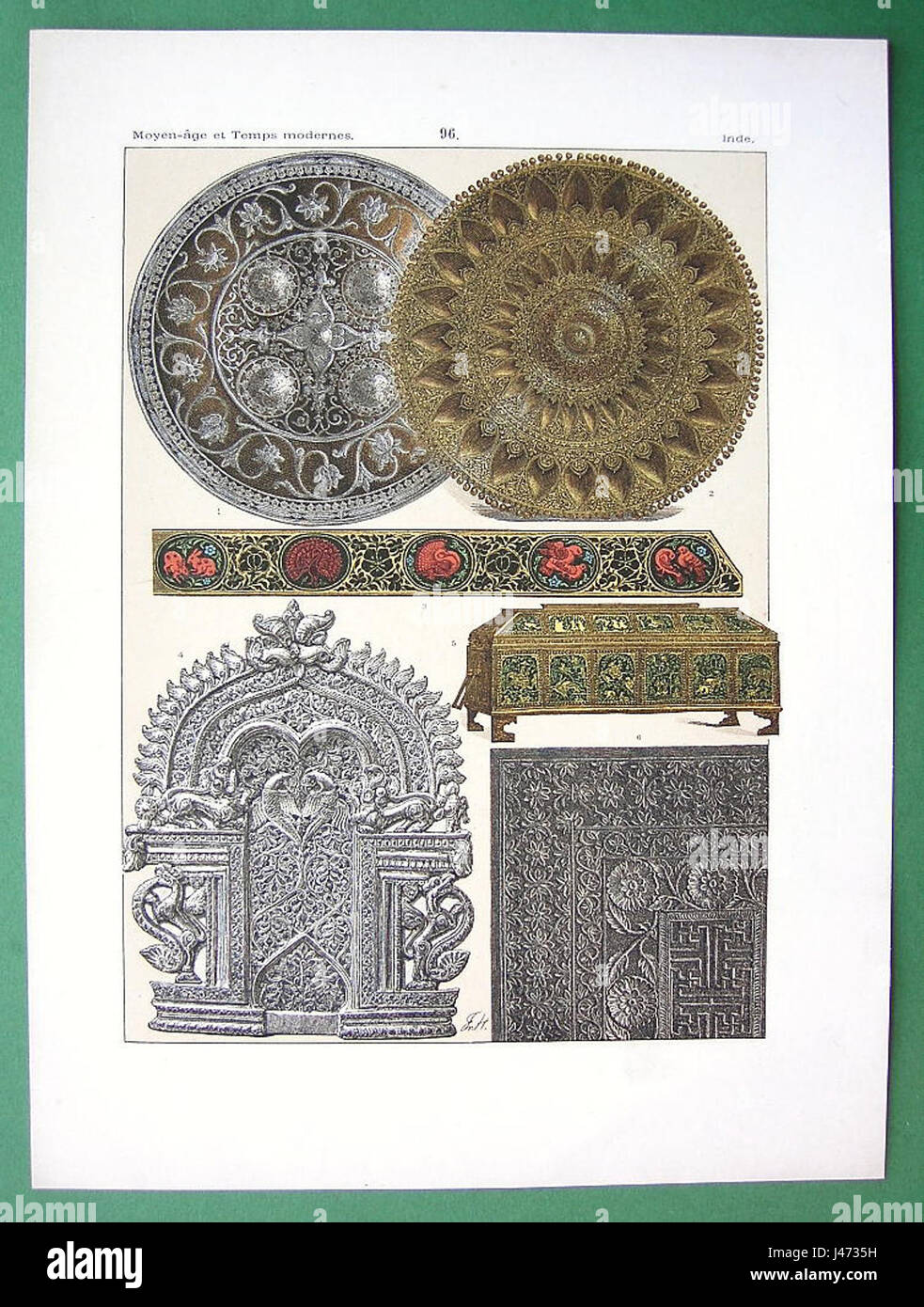 Questa immagine mostra un pezzo di metallo storico, probabilmente del primo periodo moderno, che enfatizza l'intricata lavorazione artigianale coinvolta nella modellatura dei metalli. Il lavoro riflette i progressi tecnologici nella metallurgia durante il suo tempo, illustrando l'evoluzione delle tecniche di lavorazione dei metalli. Foto Stock