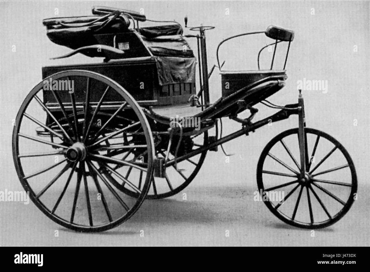 La "versione Serienversion Motorwagen" si riferisce alla versione di produzione di un primo modello automobilistico, che mostra il progresso della tecnologia automobilistica tra la fine del XIX e l'inizio del XX secolo. Foto Stock