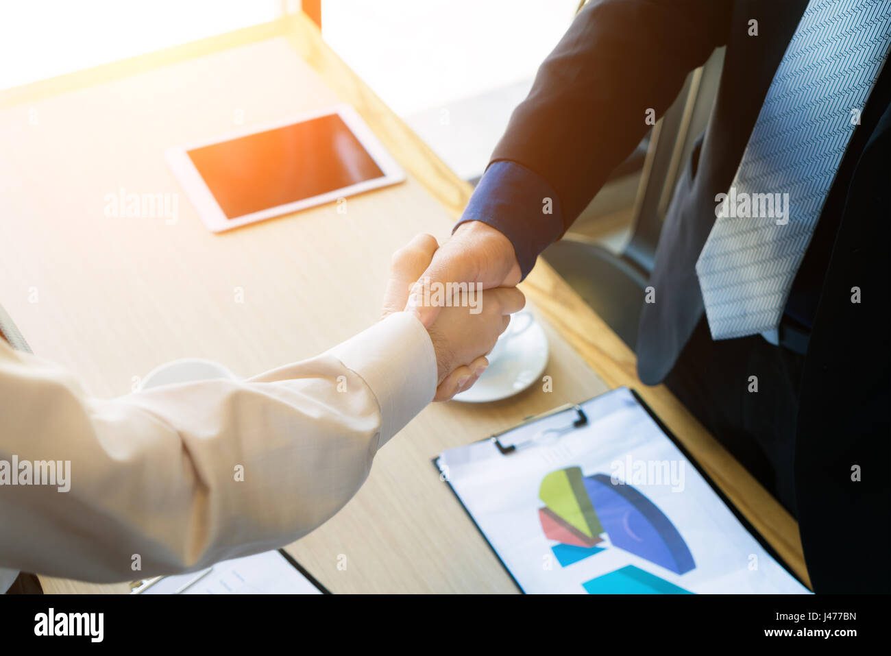 Colleghi di lavoro handshake. Gli imprenditori si stringono la mano dopo un meeting di successo. Il concetto di business. Foto Stock