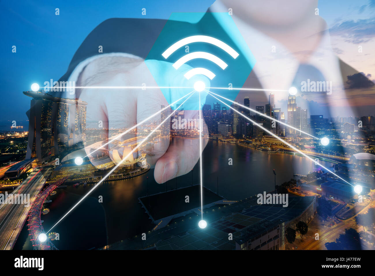 Imprenditore push icona wifi sulla città e la connessione di rete del concetto. Singapore smart city e la rete di comunicazione wireless, immagine astratta visual, int Foto Stock