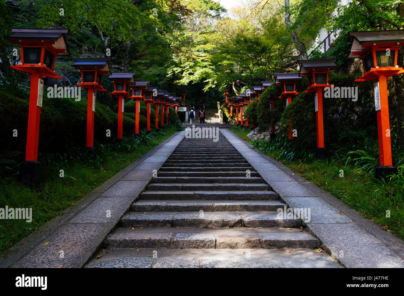 La strada fino a Kurama dera tempio di Kyoto. Lungo le scale. Foto Stock