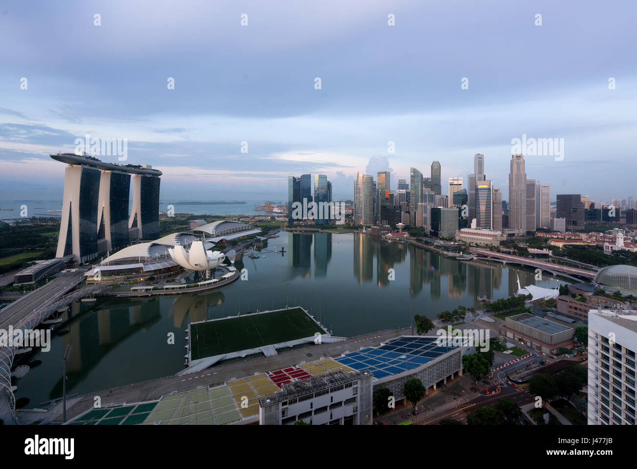 Panorama di Singapore al quartiere degli affari e dello skyline di Singapore grattacielo nella notte di Marina Bay, Singapore. Foto Stock