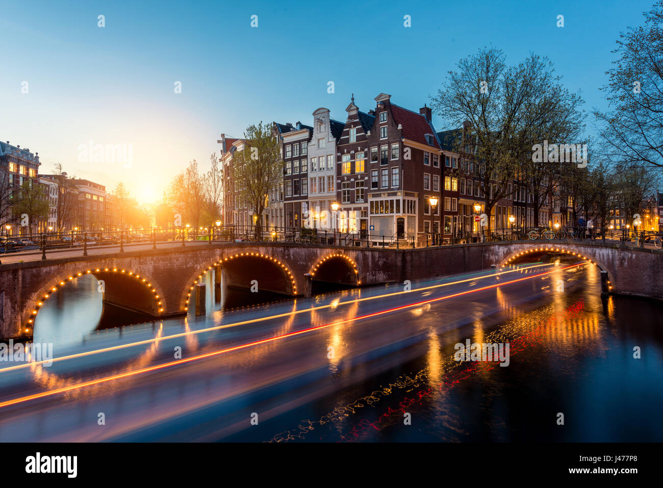 Canali di Amsterdam di notte. Amsterdam è la capitale e la città più popolosa dei Paesi Bassi. Foto Stock